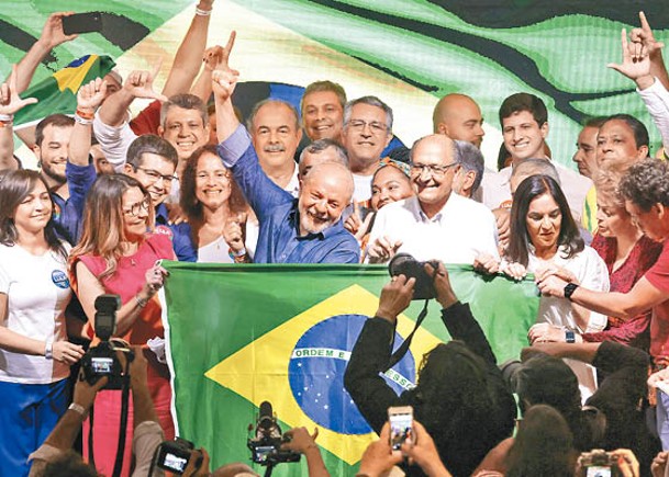 盧拉（中）發表勝選演說，稱「巴西回來了」。