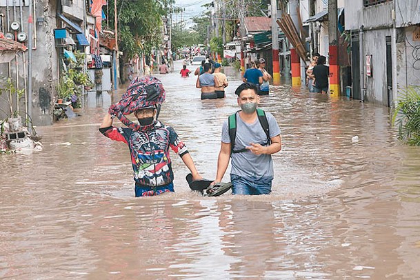 民眾涉水而行。