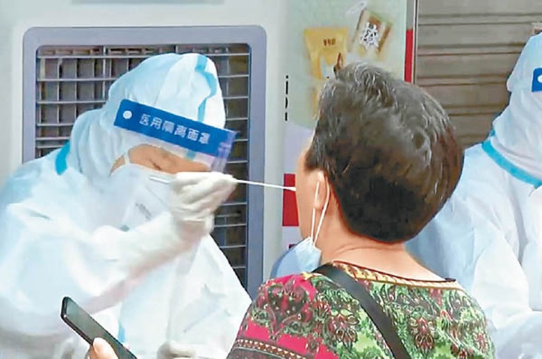 廣州市居民接受核酸檢測。