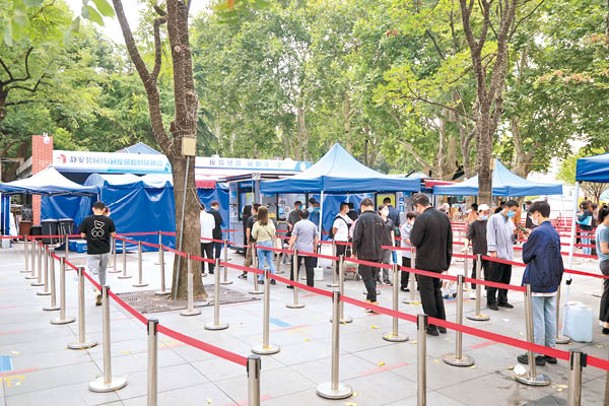 上海市居民排隊接受核酸檢測。