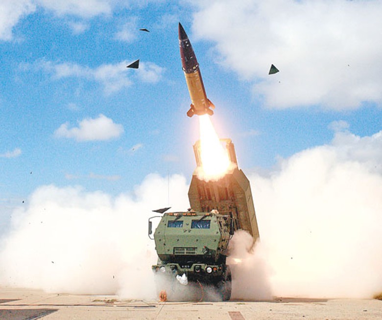 陸軍戰術導彈系統可以發動遠距離攻擊。