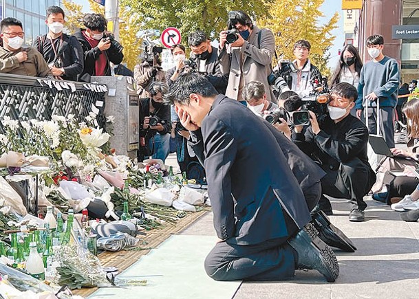 南韓民眾悼念死難者。