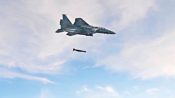 南韓F15K戰機發射SLAM-ER導彈。