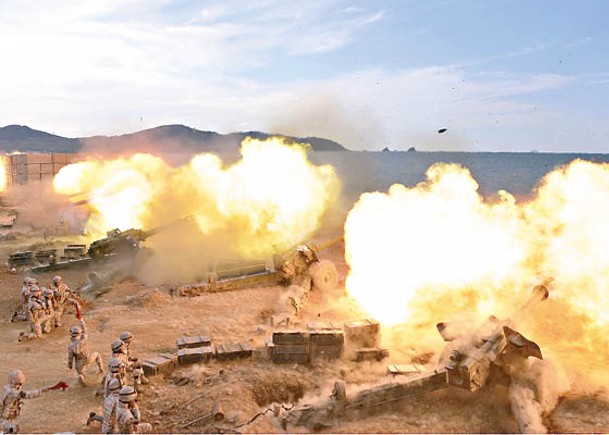北韓人民軍向東部海域發射炮彈。