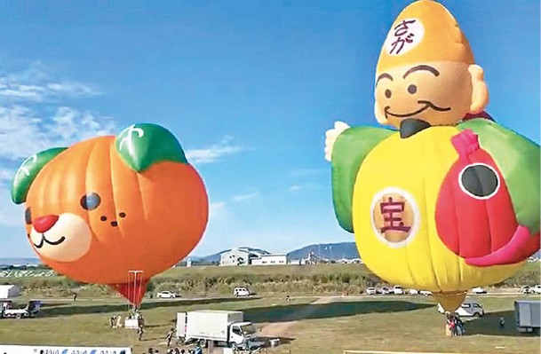 各樣動物及卡通角色造型熱氣球在空中飄蕩。