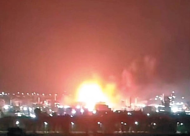 化肥廠爆炸起火。