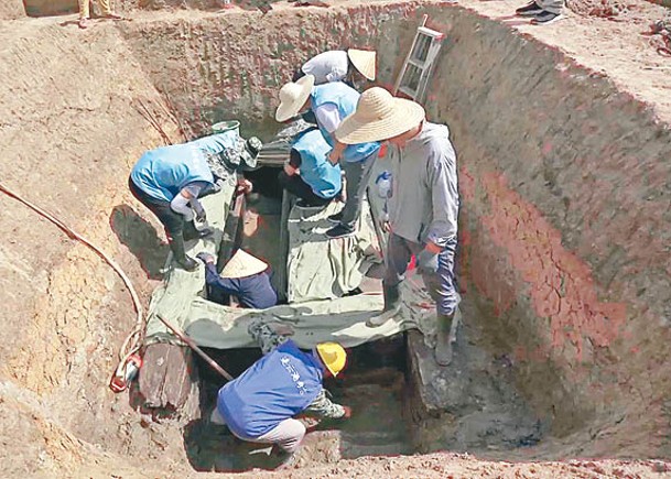 連雲港掘105座墓葬  出土391文物