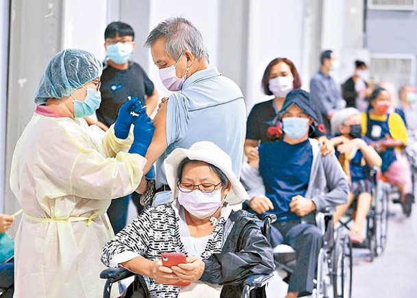 台北市花博接種站為長者施打疫苗。（中時電子報圖片）