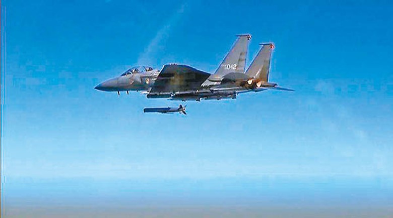 南韓F15K戰機射擴大反應型距外陸攻導彈。