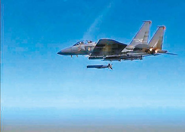 南韓F15K戰機射擴大反應型距外陸攻導彈。