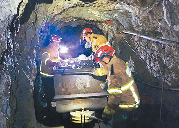 礦工獲救離礦洞。