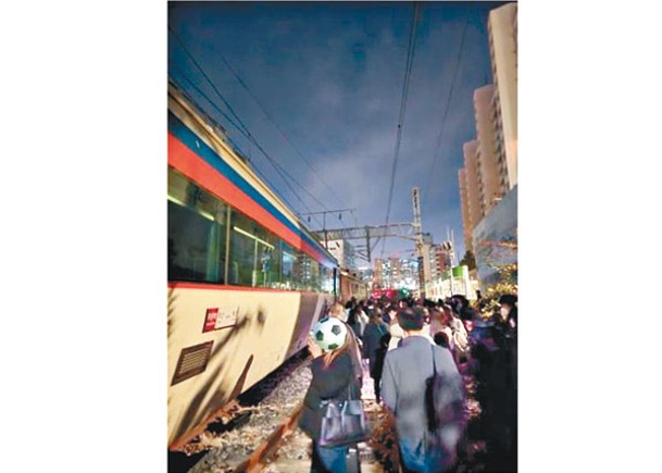 首爾列車出軌30傷  乘客慌逃