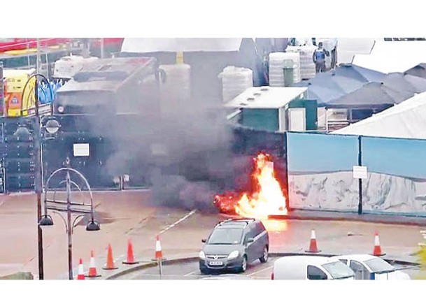 多佛爾非法移民處理中心起火。