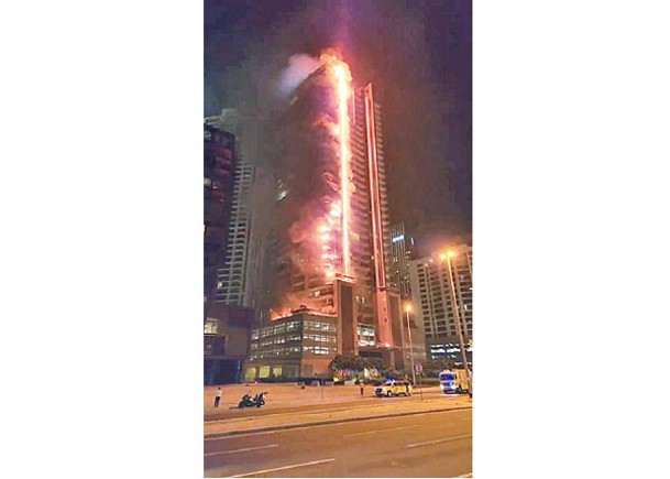杜拜凌晨火警  35層高大廈燒通頂