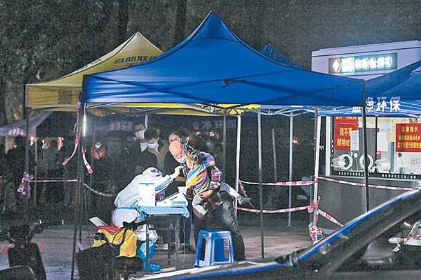 海珠區市民接受核酸檢測至深夜。