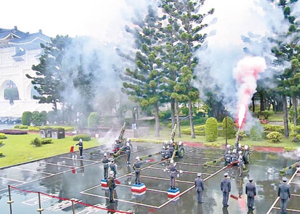 台灣當局鳴放禮炮歡迎德魯到訪。
