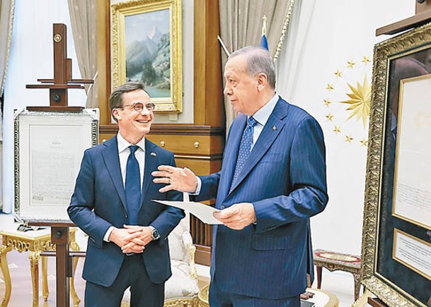 土耳其總統埃爾多安（右）會見克里斯特森（左）。