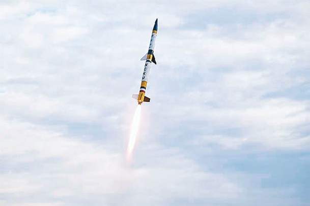 成功大學團隊研發的雙節混合式燃料探空火箭成功發射。