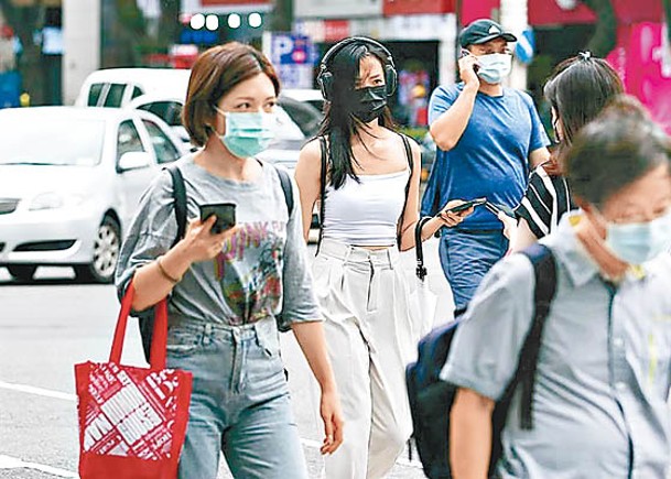 台灣民眾外出時繼續戴口罩。