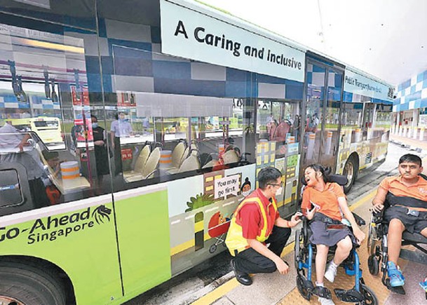 星洲關懷巴士  鼓勵幫腦癱者推輪椅