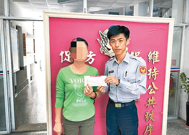 涉案警員陳喬庭（右）曾因熱心助人而被譽為「暖警」。