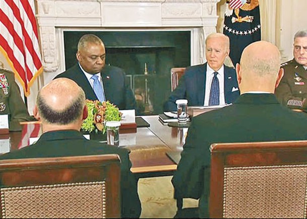 拜登（中）在白宮會見軍方領袖；右為米利。