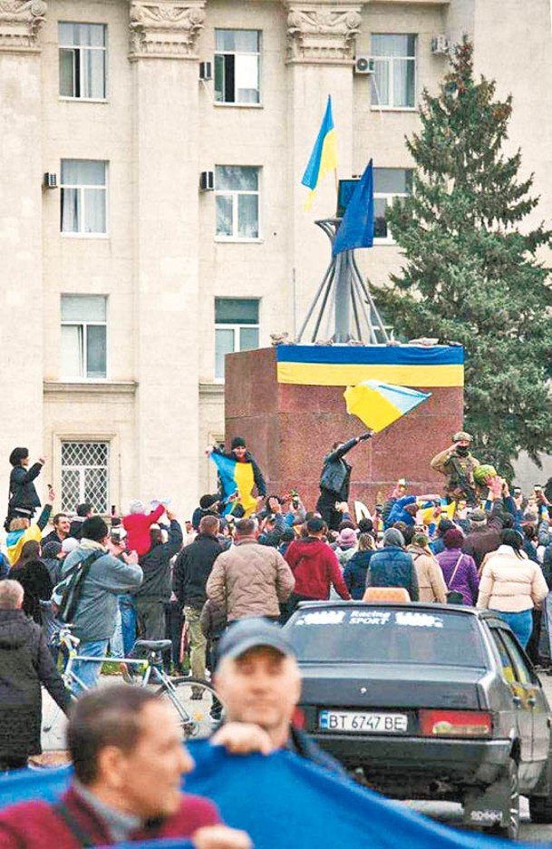赫爾松市中心升起烏克蘭國旗。