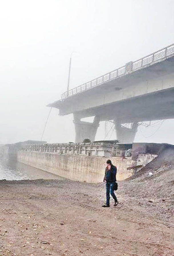 安東諾夫斯基大橋被炸斷。