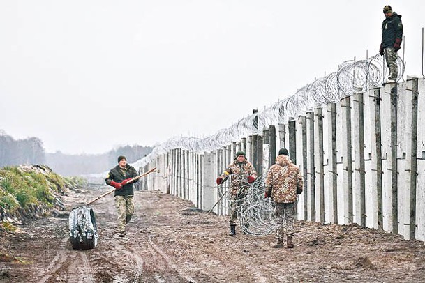 烏克蘭在接壤白羅斯的邊境興建圍牆。