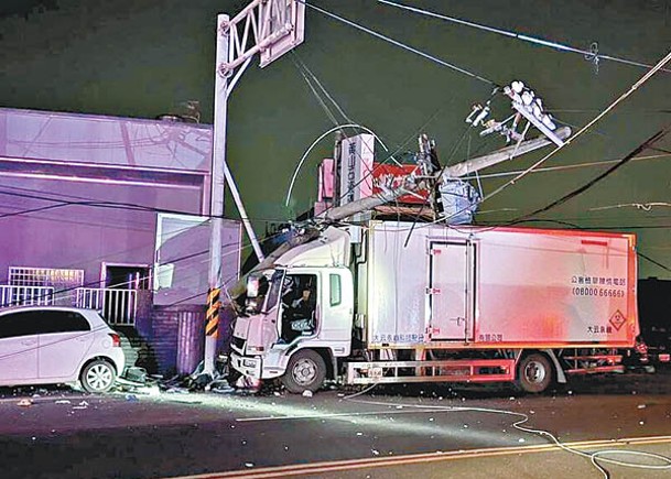 貨車撞歪電杆  小區4000戶停電