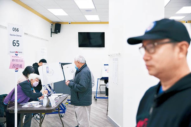 紐約唐人街的居民在票站投票。（中新社圖片）