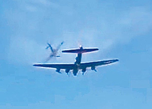 德州航展飛行表演  二戰軍機相撞爆火球