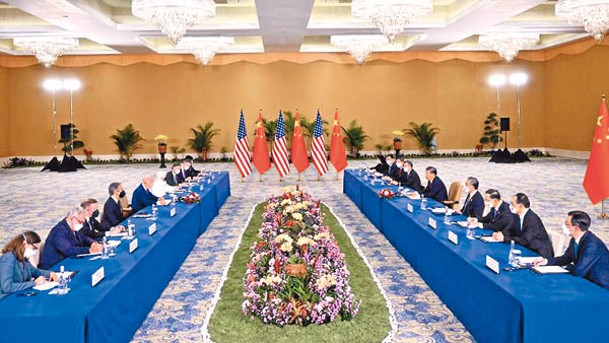 中美兩國官員會談。
