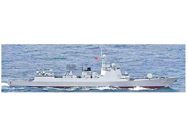 解放軍驅逐艦蘇州號通過宮古海峽。