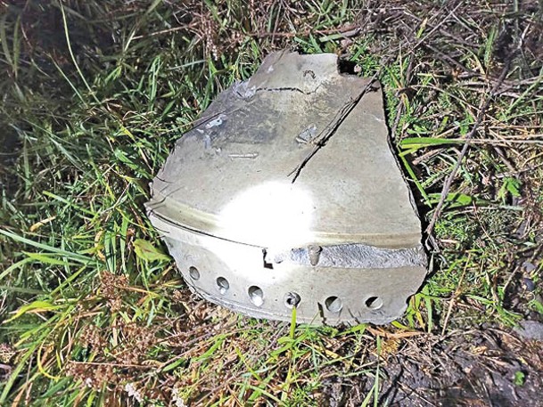 爆炸現場出現導彈殘骸。