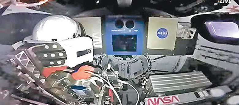 假人坎波斯坐在獵戶座太空艙內。