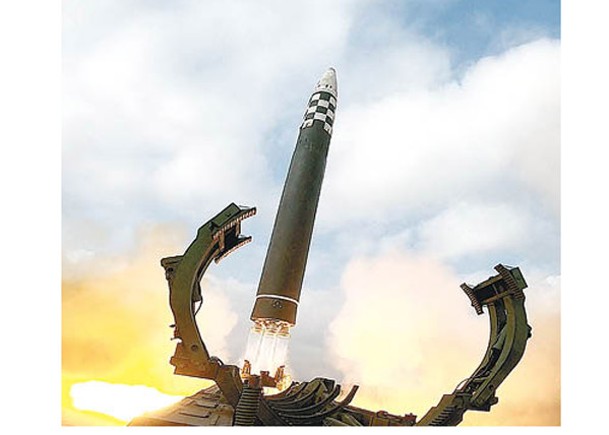 北韓發射火星17洲際彈道導彈。