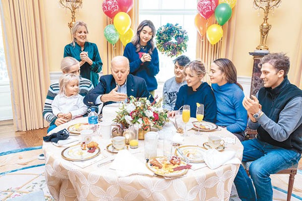 拜登與家人在白宮慶祝生日。