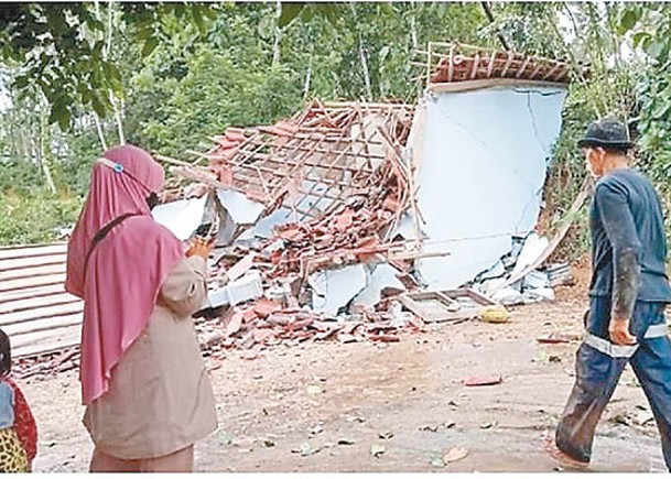 印尼5.6級地震  61死700傷