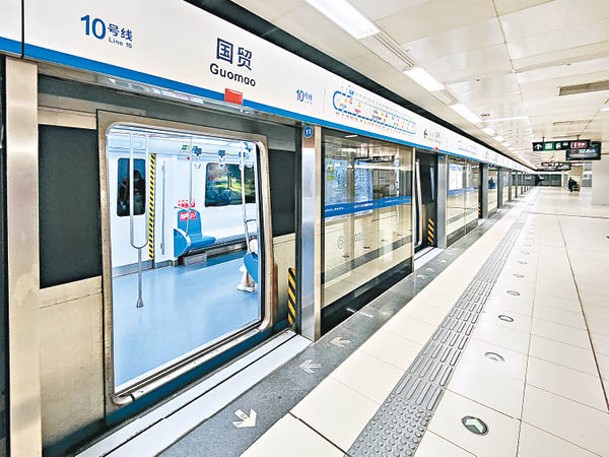 北京市疫情導致地鐵高峰時段的乘客不多。（中新社圖片）
