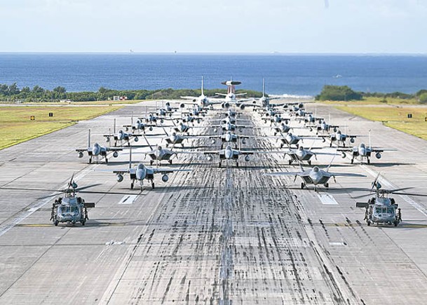 大批美國軍機集結在嘉手納空軍基地跑道。