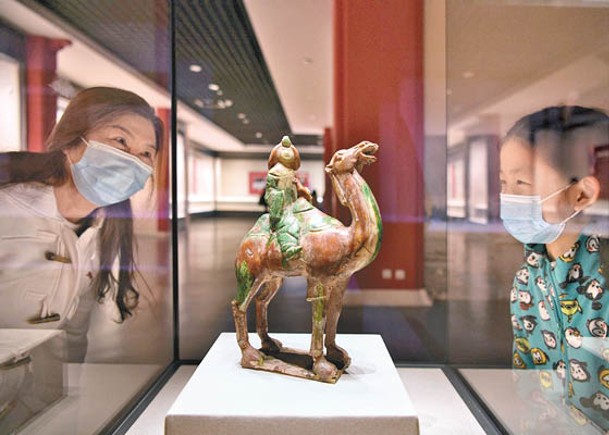 唐三彩仕女騎駝俑是展品之一。
