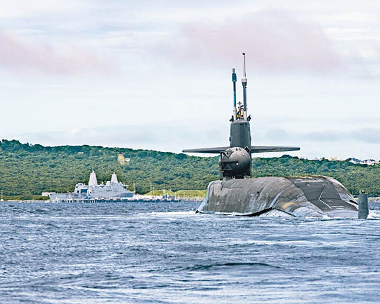 美國巡航導彈核潛艇密歇根號現身沖繩海域。