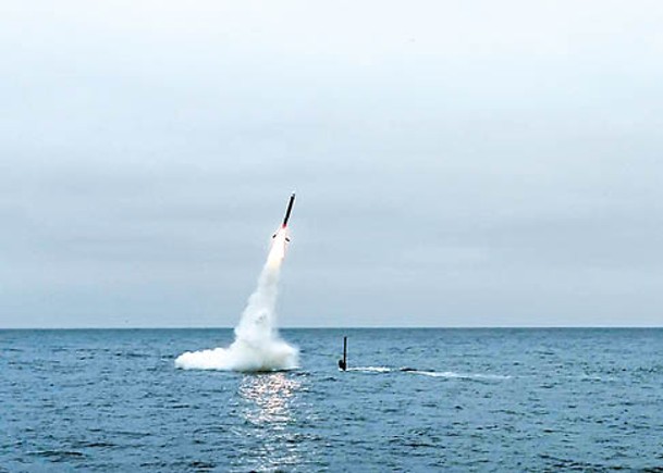 戰斧巡航導彈從潛艇發射。