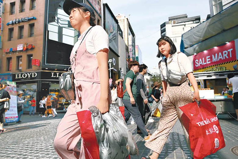 首爾明洞購物區每天都會消耗大量膠袋。（Getty Images圖片）