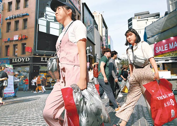 首爾明洞購物區每天都會消耗大量膠袋。（Getty Images圖片）