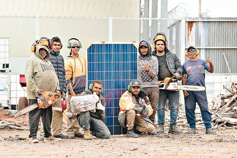 員工為合力購置的太陽能板而自豪。