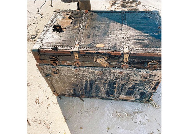行李箱在海灘被發現。