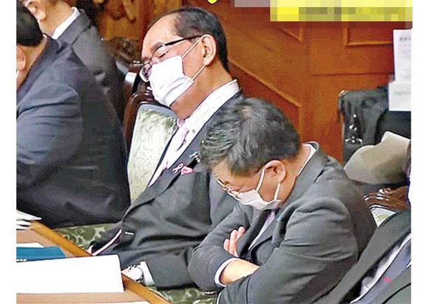 松本剛明（左）被指在參議院內睡着。