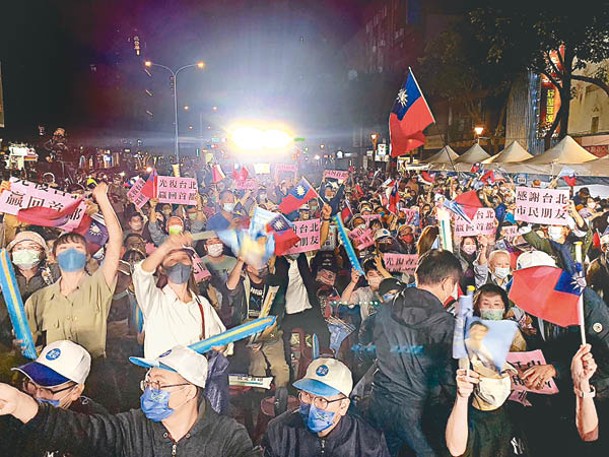 蔣萬安支持者在競選總部前興奮不已。（郭良傑攝）